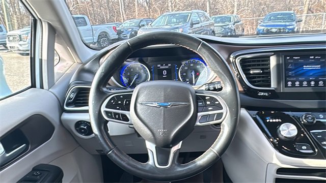 Used 2018 Chrysler Pacifica Touring-L image 15