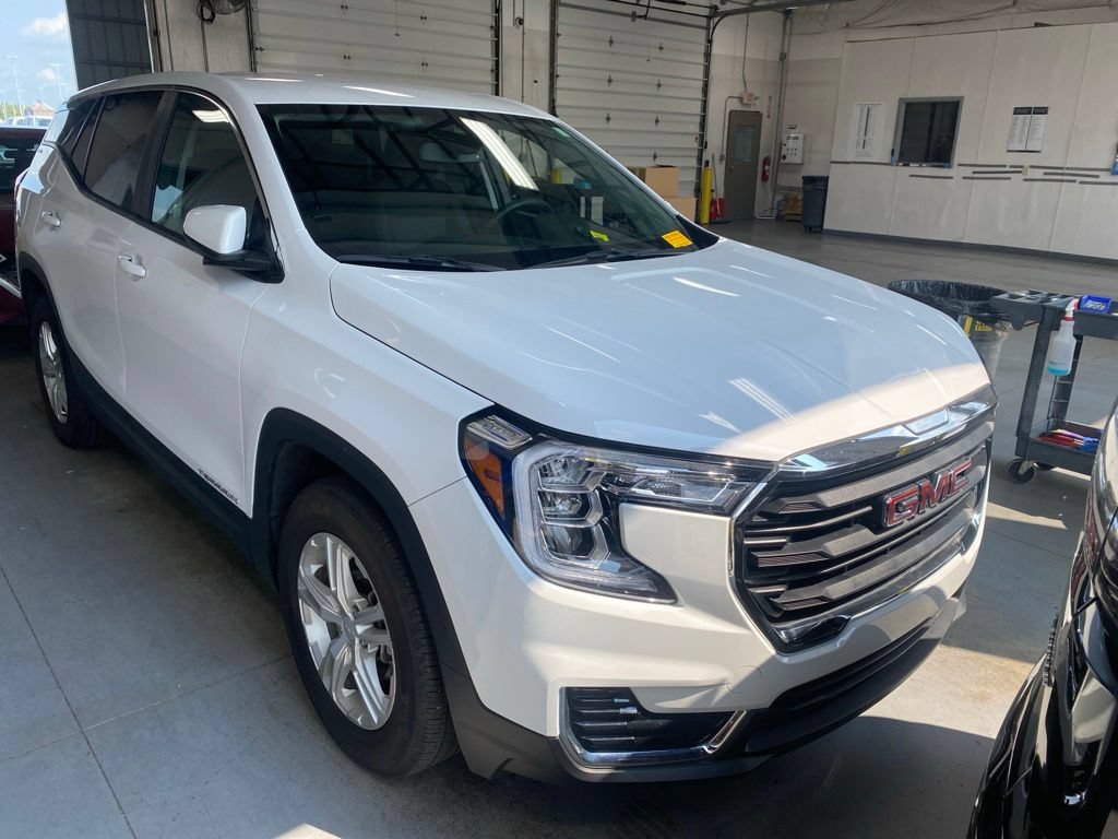 Used 2023 GMC Terrain SLE FWD image 1
