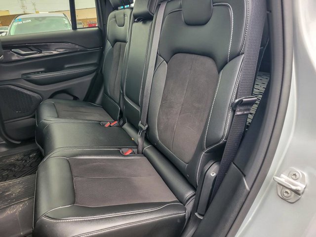 Used 2023 Jeep Grand Cherokee Altitude AWD/4WD image 15