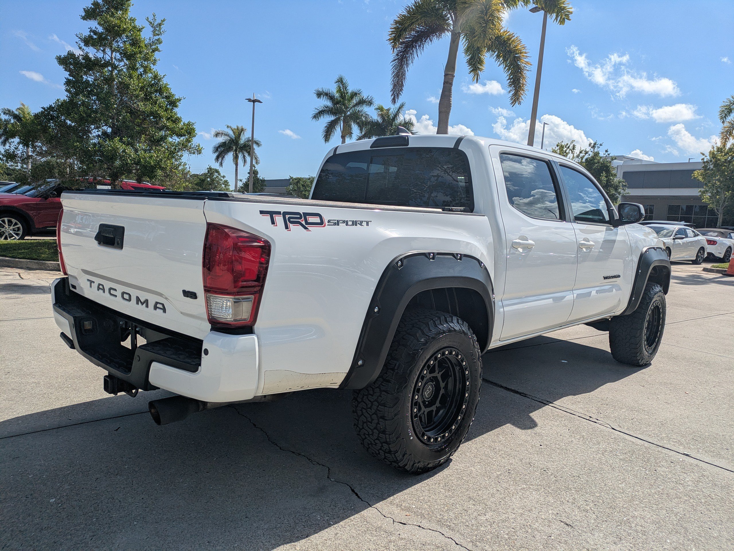 Used 2017 Toyota Tacoma TRD Sport w/ Premium & Technology Package RWD image 4