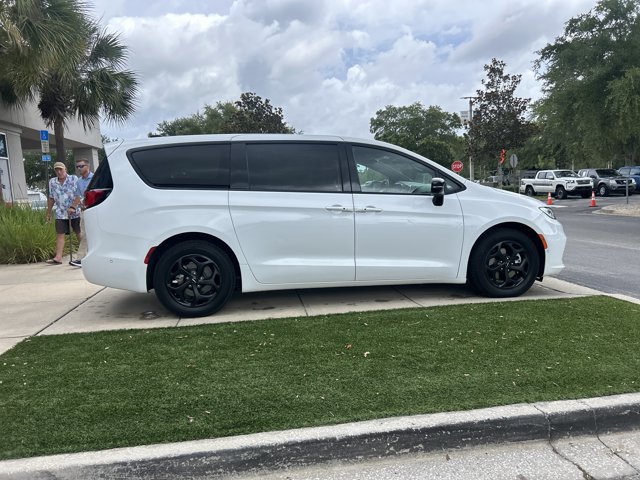 Used 2024 Chrysler Pacifica Limited FWD image 5