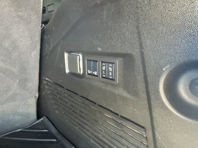 Used 2025 Chevrolet Tahoe Premier AWD/4WD image 36