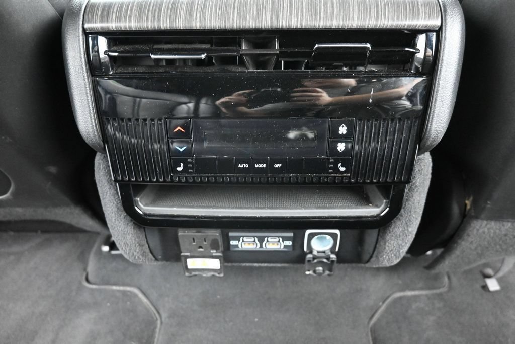 Used 2024 Jeep Wagoneer L Series II w/ Flexible Seating Group RWD image 10