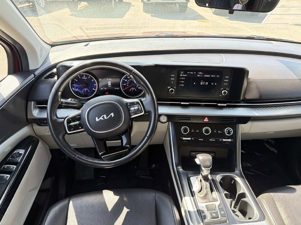 Used 2023 Kia Carnival LX FWD image 11
