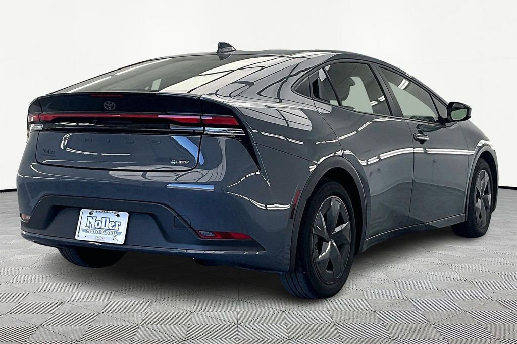 Used 2025 Toyota Prius LE FWD image 4