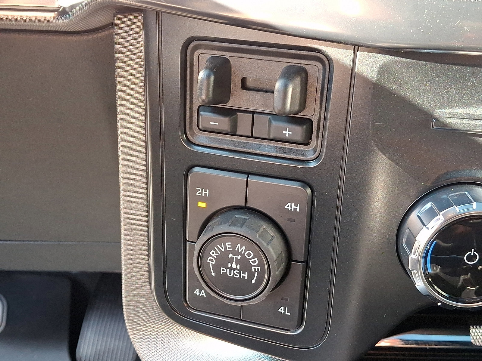 Certified 2025 Ford F150 Platinum w/ Equipment Group 702A High AWD/4WD image 26