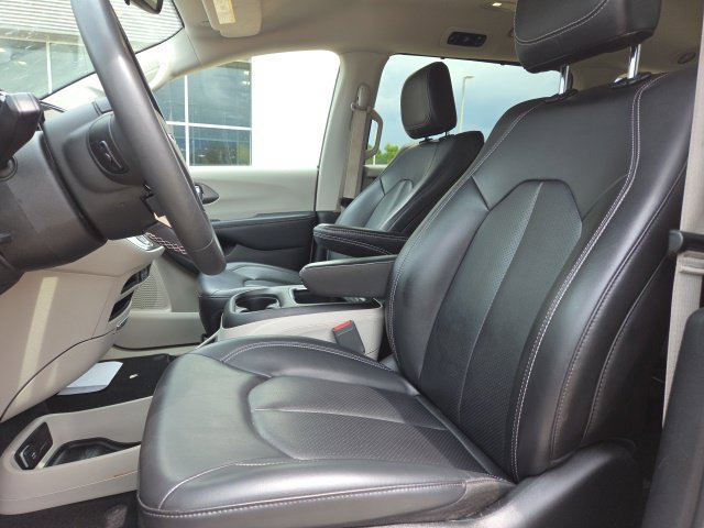 Used 2023 Chrysler Pacifica Touring-L FWD image 27
