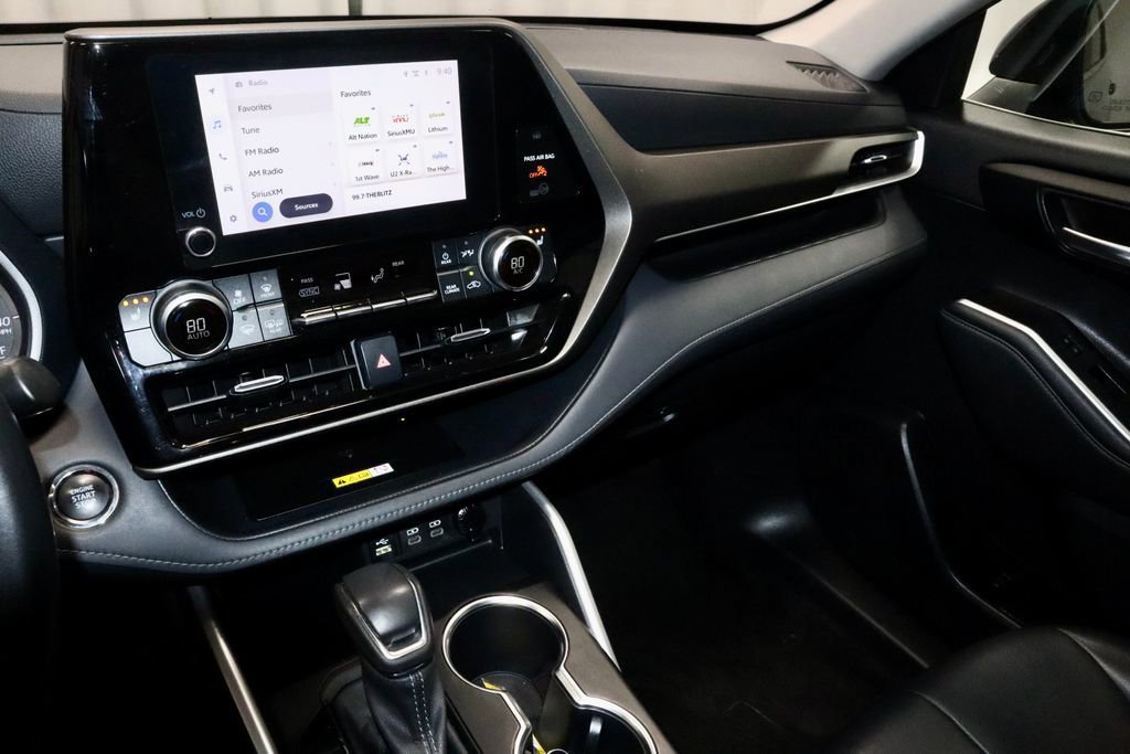 Used 2023 Toyota Highlander XLE AWD/4WD image 31