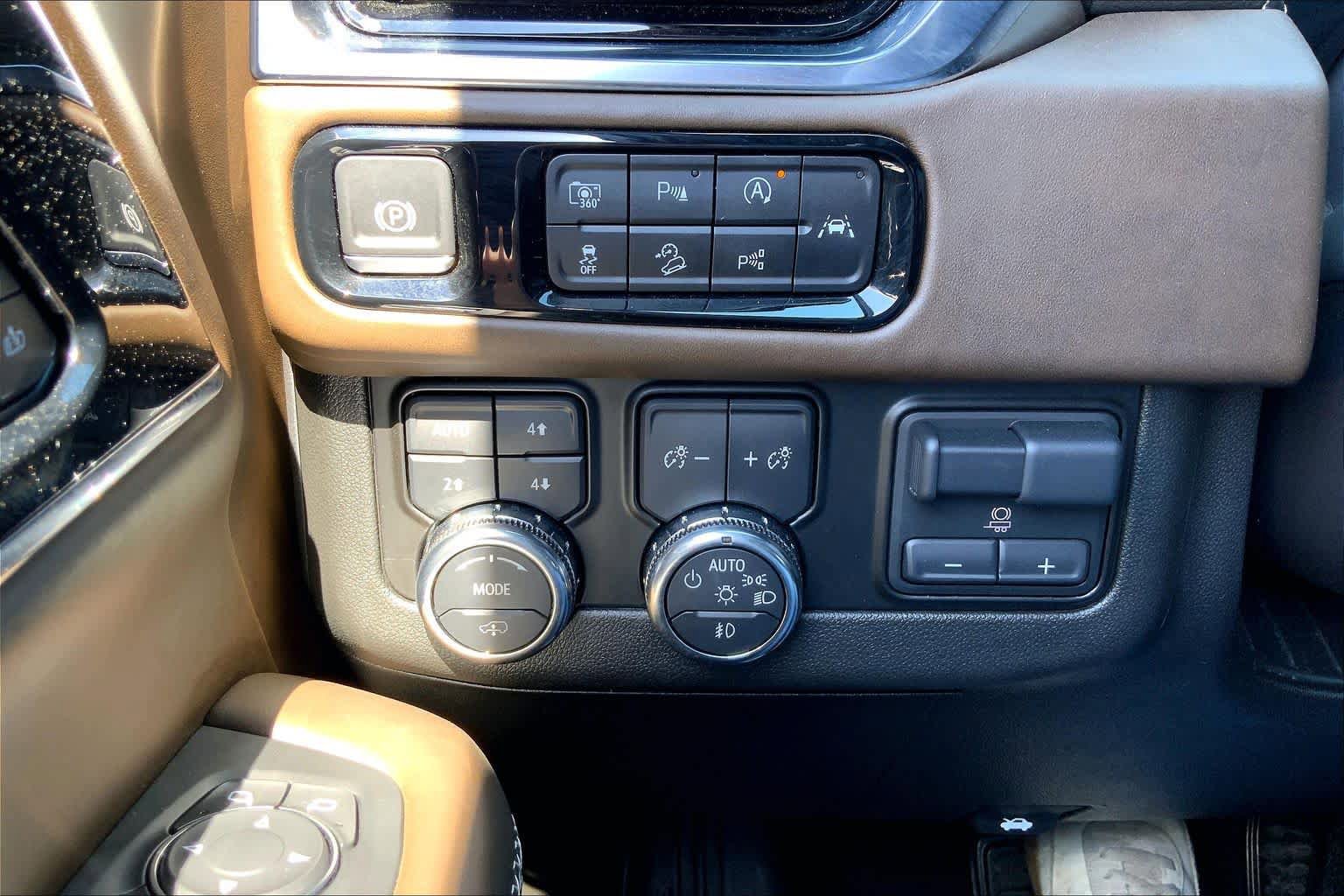 Used 2025 GMC Yukon Denali Ultimate AWD/4WD image 36