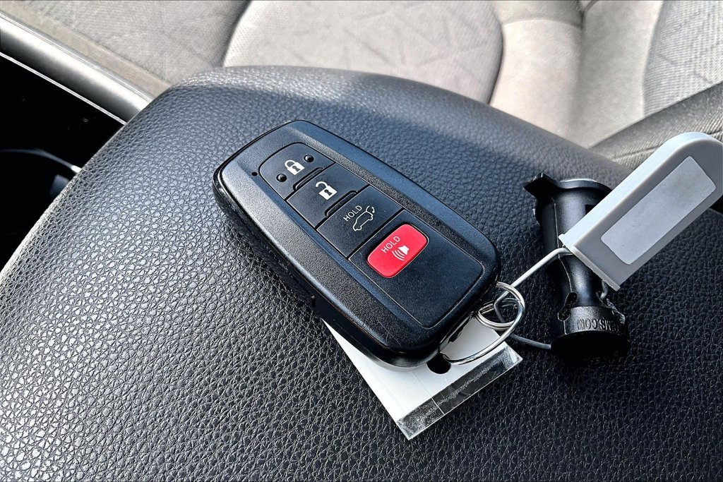 Used 2025 Toyota RAV4 XLE w/ Convenience Package AWD/4WD image 11