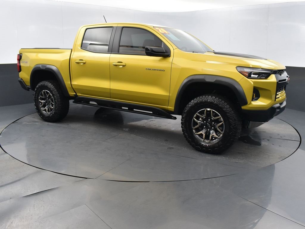 Used 2024 Chevrolet Colorado ZR2 w/ ZR2 Convenience Package III image 3