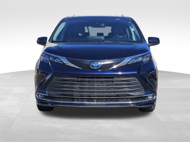 Used 2024 Toyota Sienna XLE AWD/4WD image 3