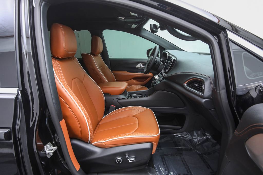 Used 2024 Chrysler Pacifica Pinnacle w/ Trailer Tow Group image 32