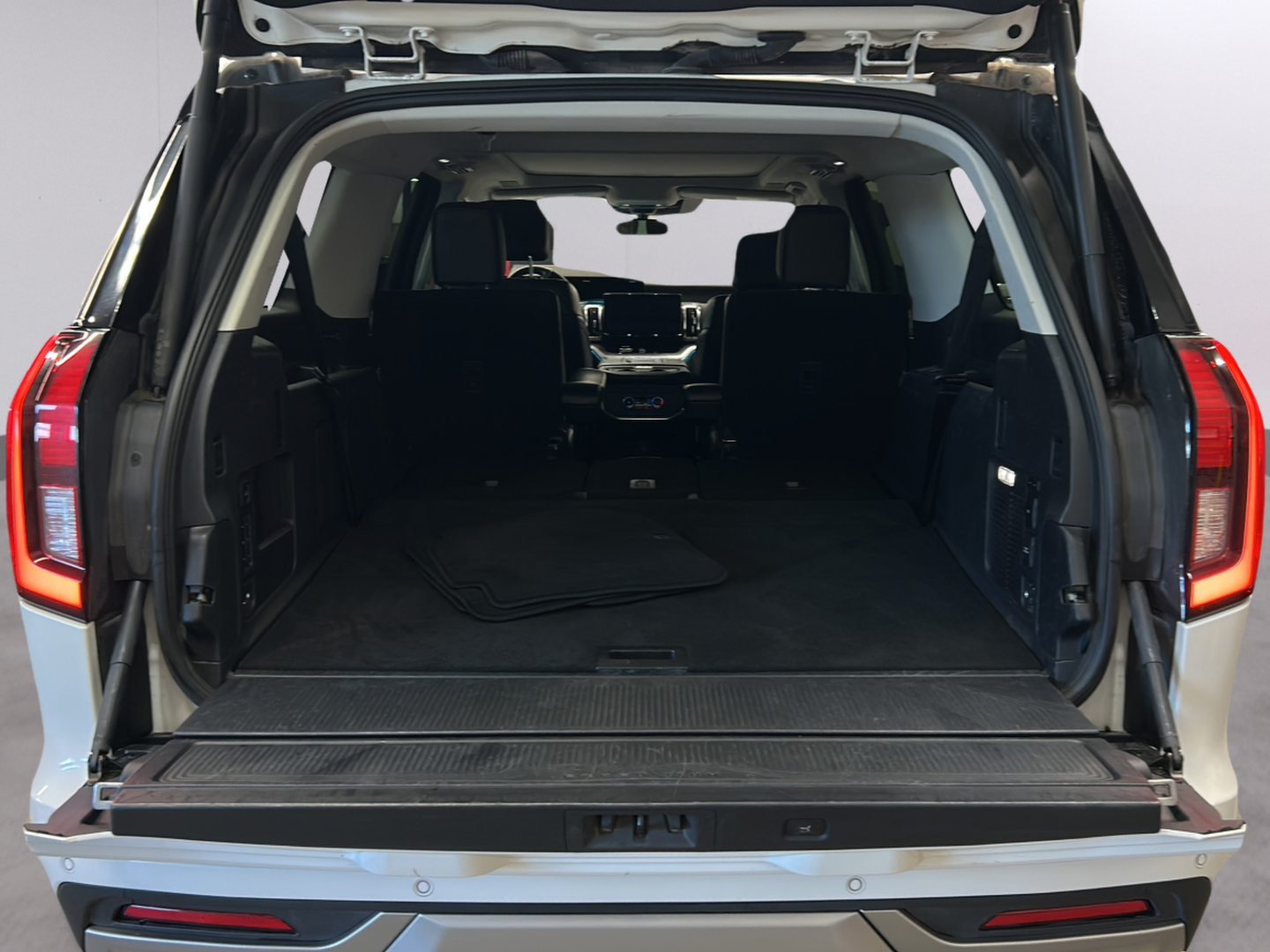 Certified 2025 Ford Expedition Max Platinum w/ Driver's Package AWD/4WD image 9