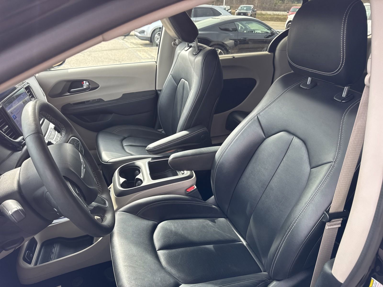 Used 2024 Chrysler Pacifica Touring-L image 22