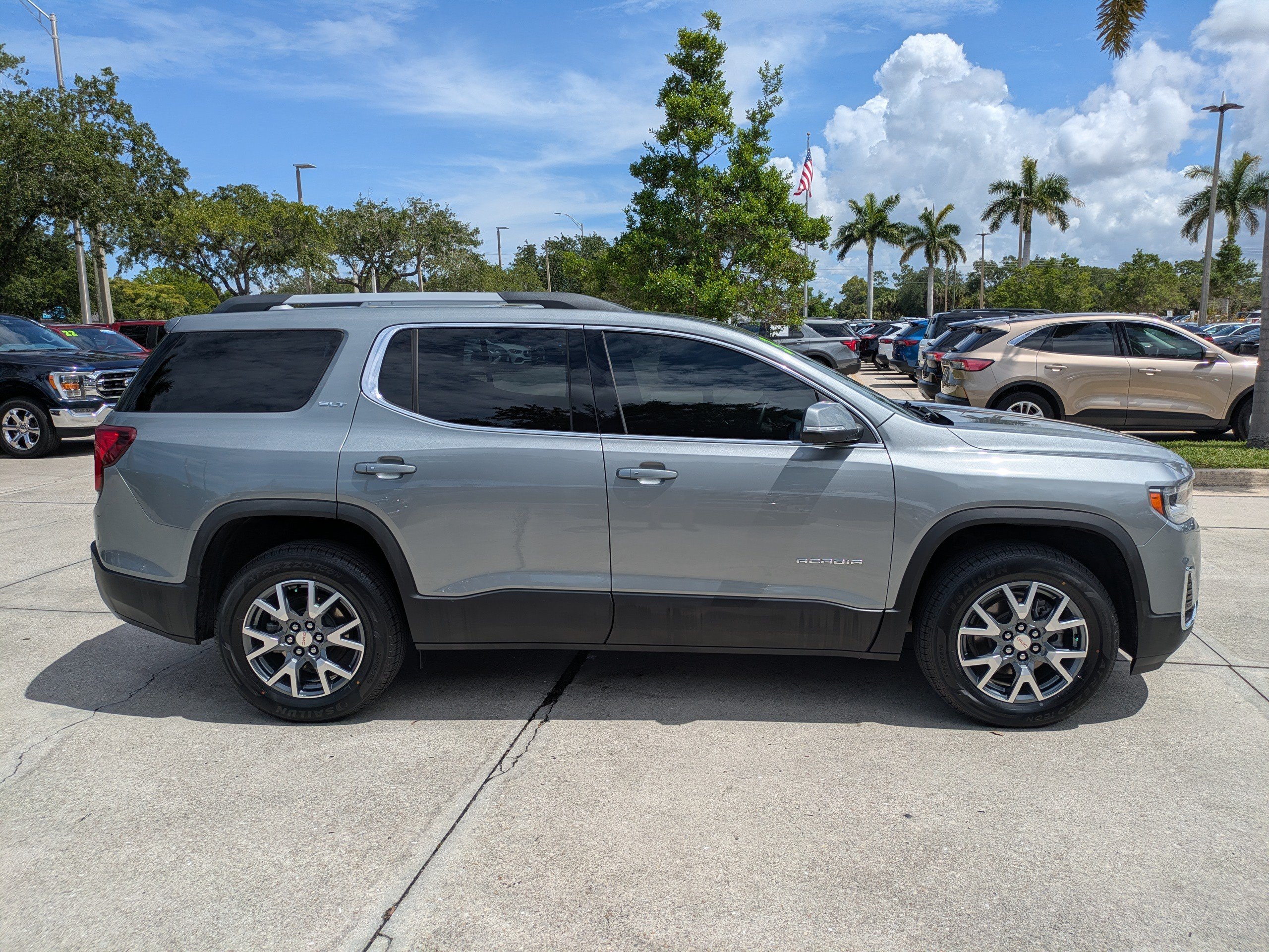 Used 2023 GMC Acadia SLT FWD image 3