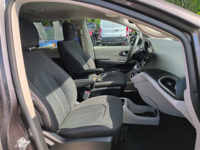 Used 2017 Chrysler Pacifica Touring w/ Tire & Wheel Group FWD image 16