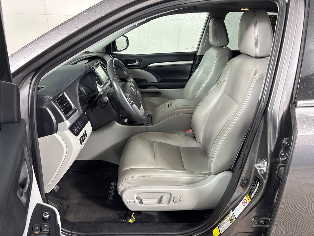 Used 2019 Toyota Highlander XLE FWD image 28