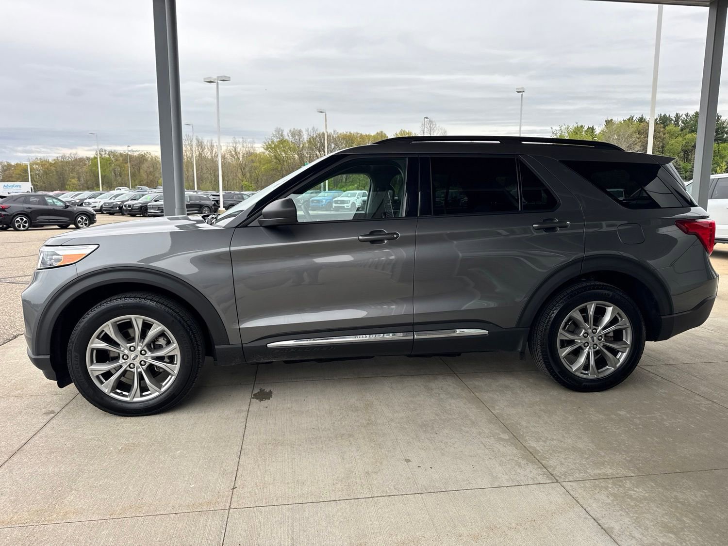 Certified 2023 Ford Explorer XLT w/ Equipment Group 202A AWD/4WD image 4