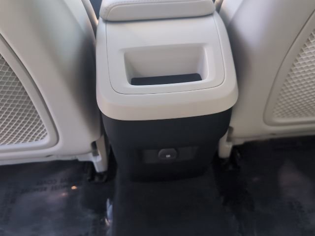 Used 2023 Volvo XC60 B5 Plus image 24