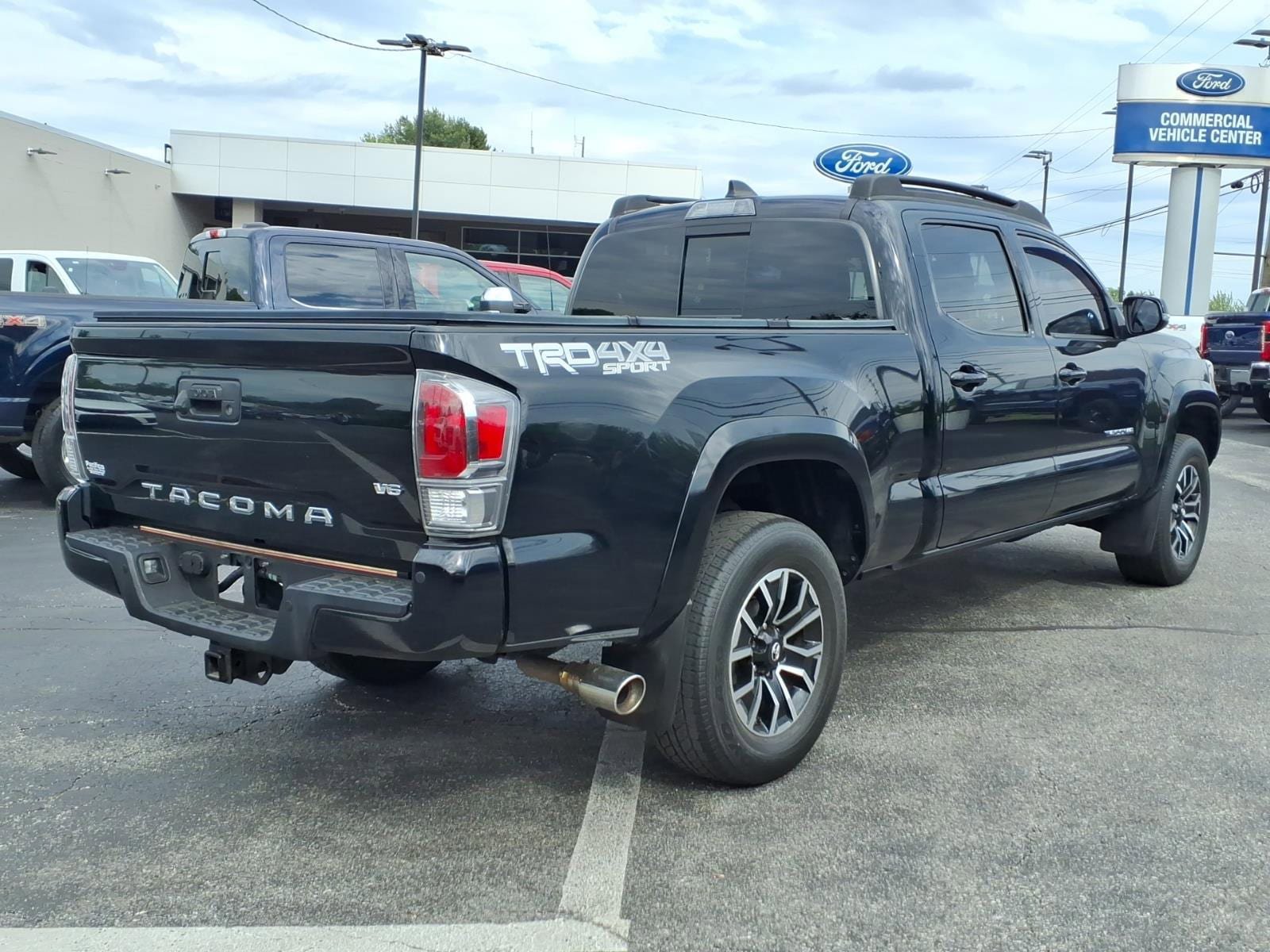 Used 2020 Toyota Tacoma TRD Sport w/ TRD Premium Sport Package AWD/4WD image 3