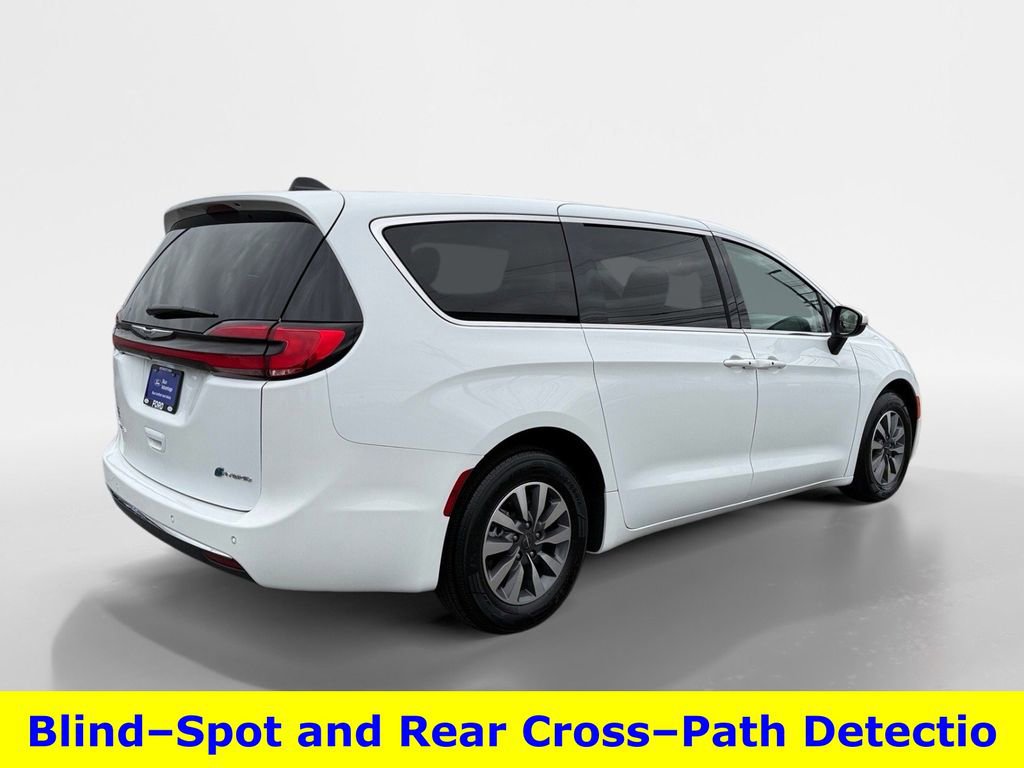 Used 2023 Chrysler Pacifica Touring-L image 4