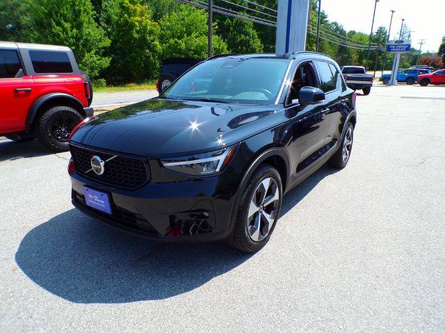 Used 2025 Volvo XC40 B5 Plus AWD/4WD image 3