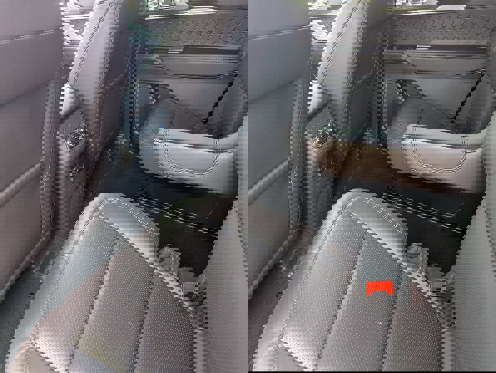 Certified 2025 Ford Explorer Platinum w/ LUX Leather Package image 15