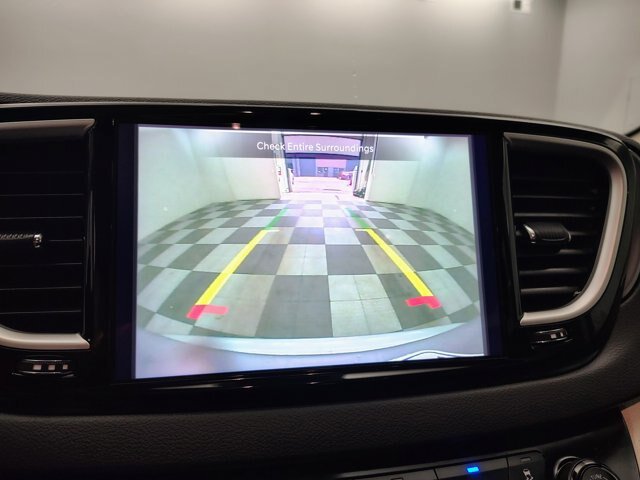 Used 2024 Chrysler Pacifica Touring-L FWD image 3