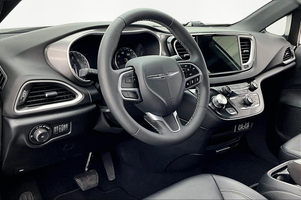 Used 2025 Chrysler Pacifica Select image 14