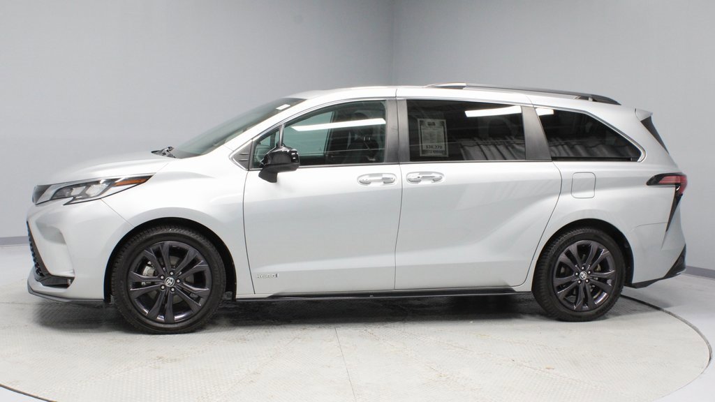 Used 2021 Toyota Sienna XSE w/ XSE Plus Package image 2