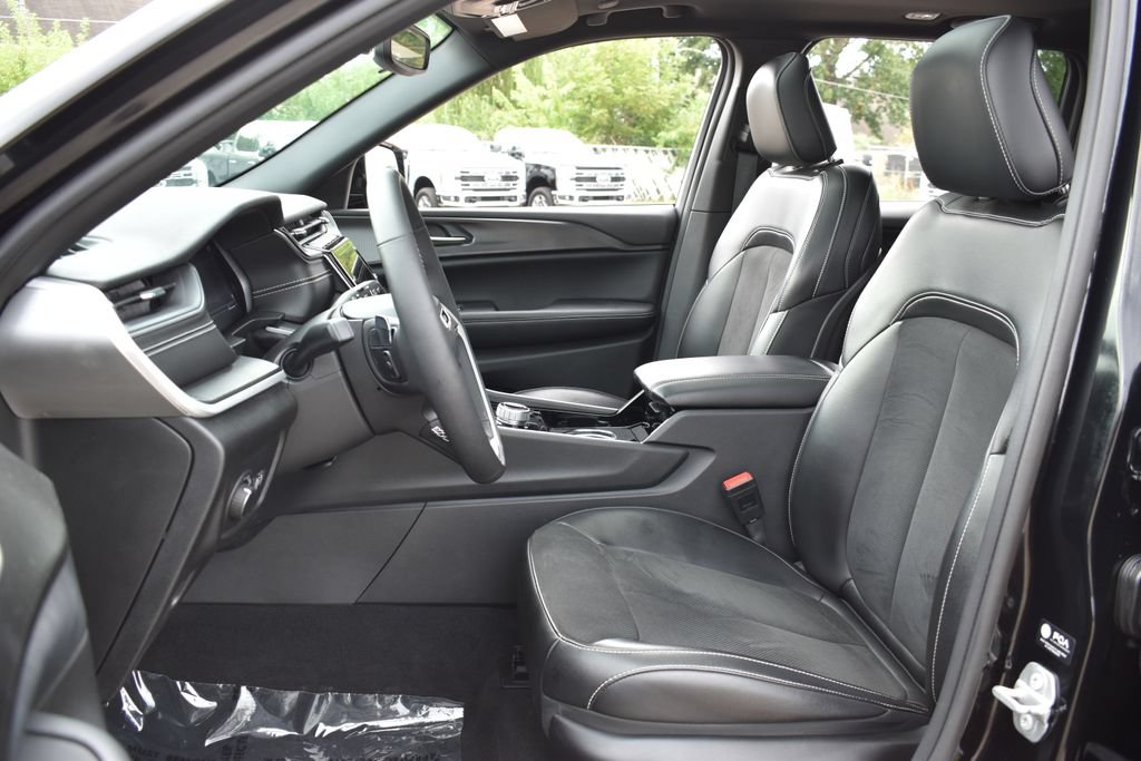 Used 2023 Jeep Grand Cherokee Altitude AWD/4WD image 24