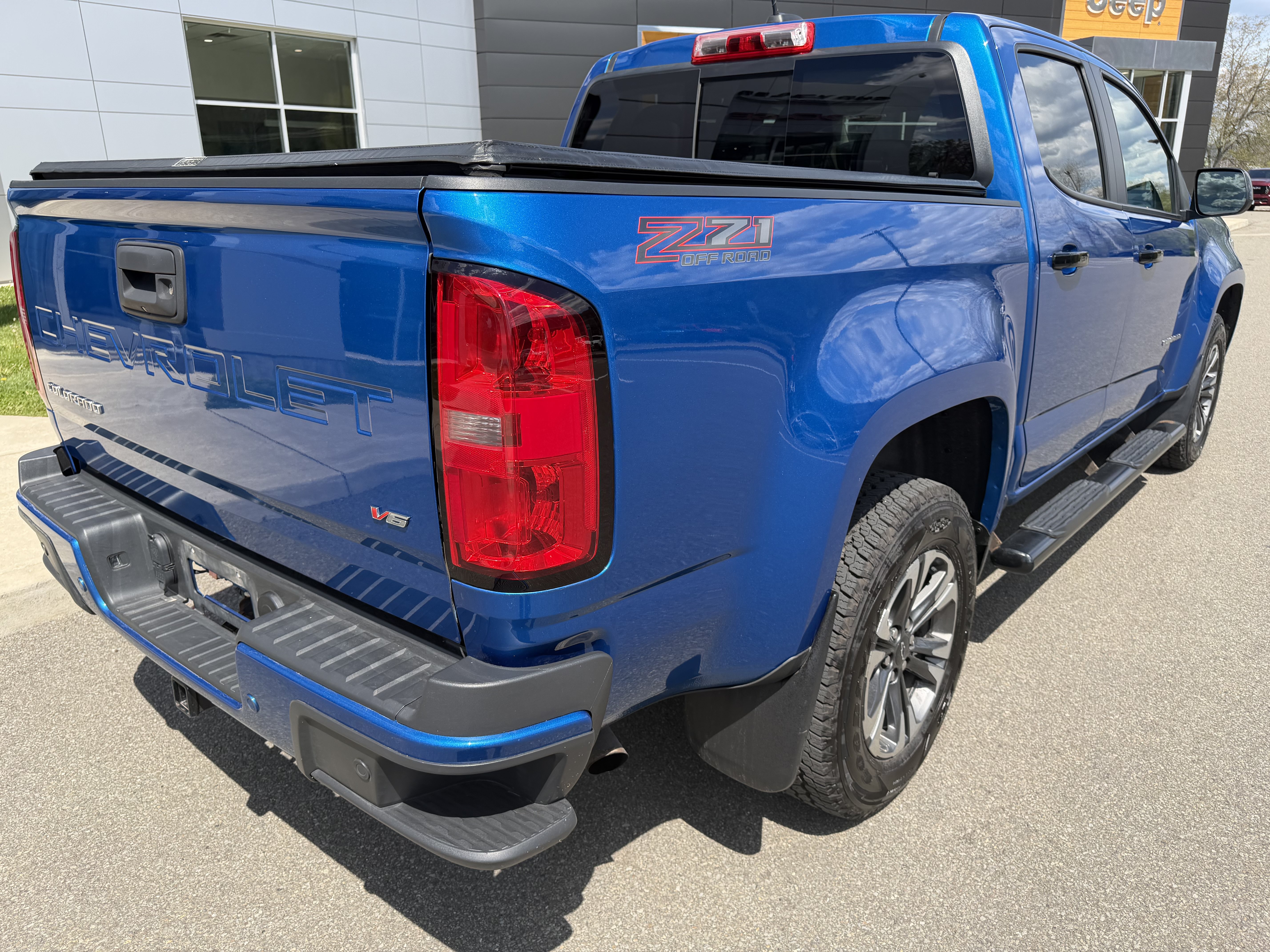 Used 2022 Chevrolet Colorado Z71 AWD/4WD image 3