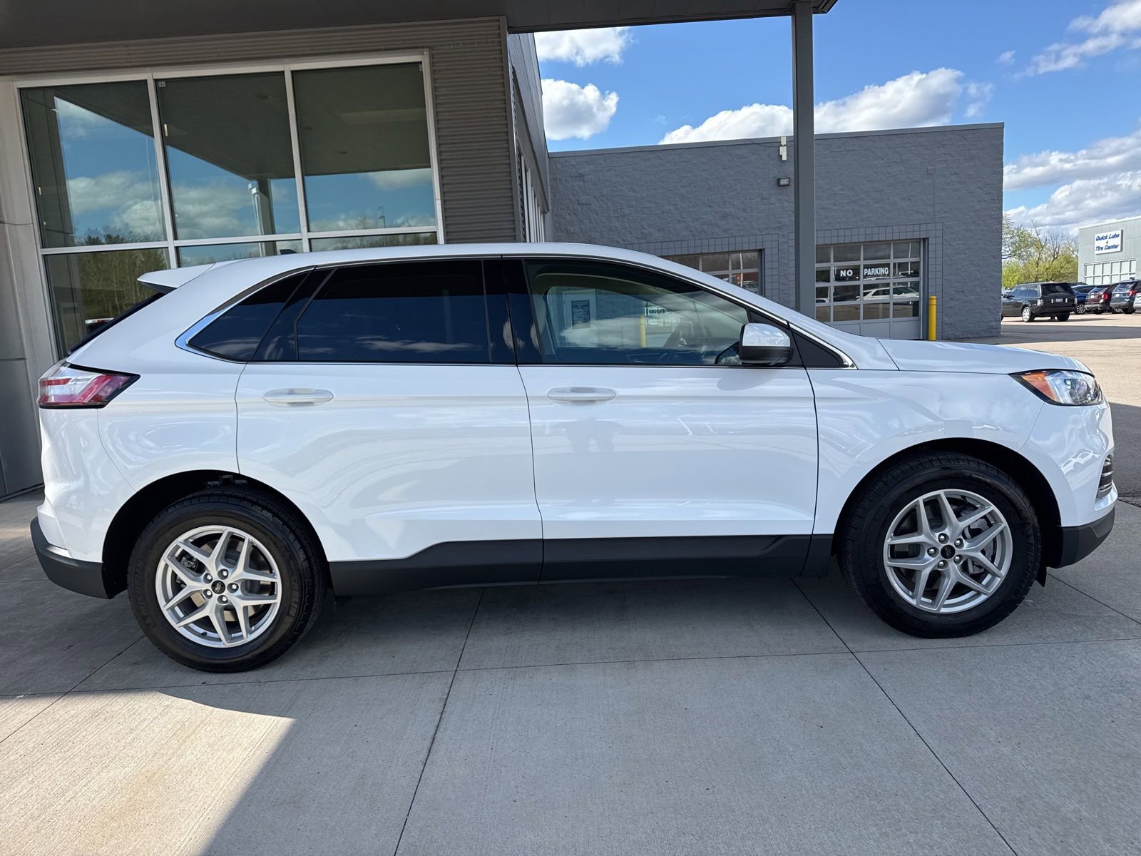 Certified 2024 Ford Edge SEL w/ Convenience Package AWD/4WD image 9