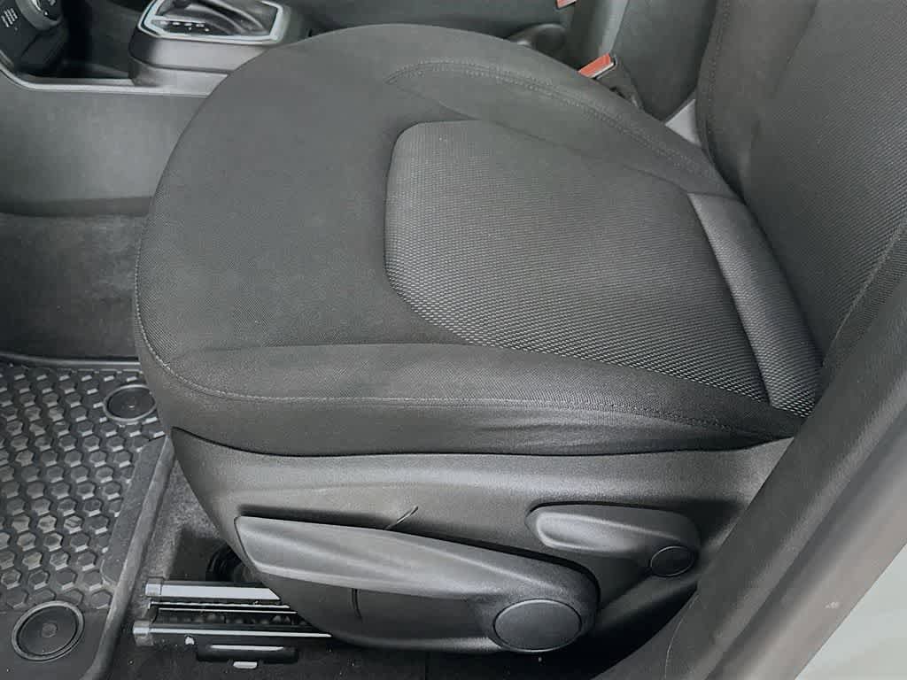 Used 2023 Jeep Renegade Latitude AWD/4WD image 30