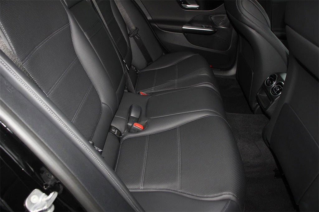 Used 2024 Mercedes-Benz C 300 Sedan image 25