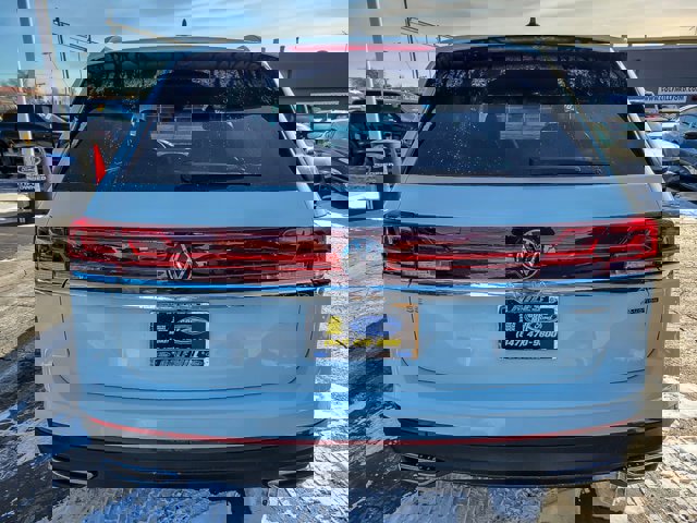 Used 2025 Volkswagen Atlas SE image 4
