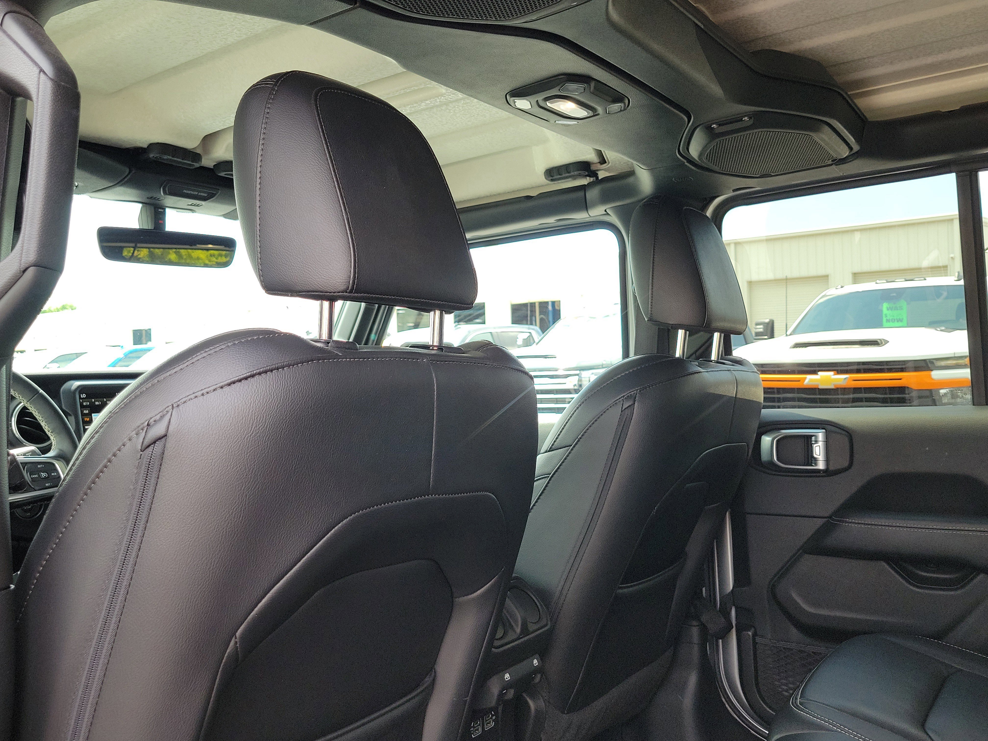 Used 2018 Jeep Wrangler Unlimited Sahara image 12