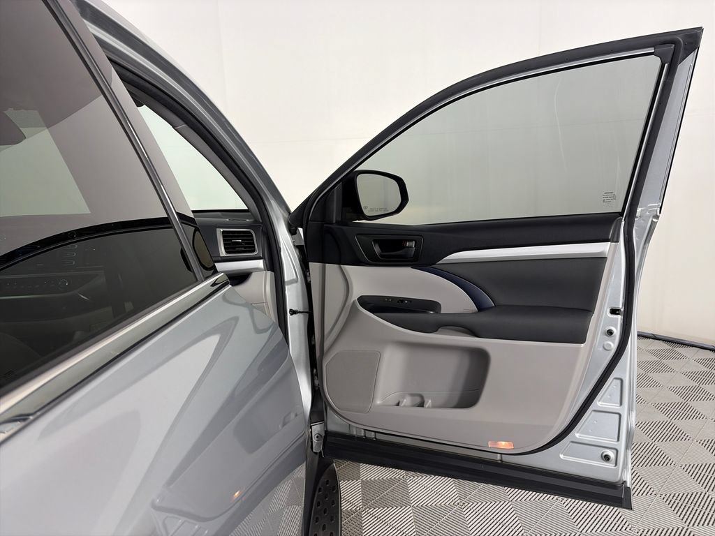 Used 2017 Toyota Highlander LE FWD image 27