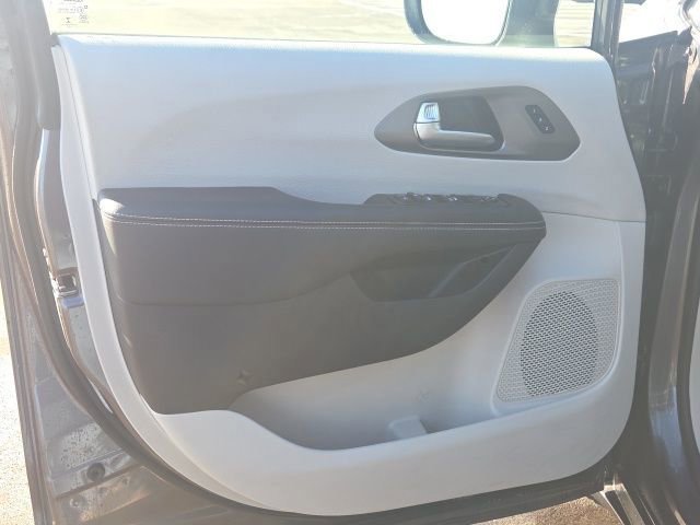Used 2023 Chrysler Pacifica Touring-L image 24