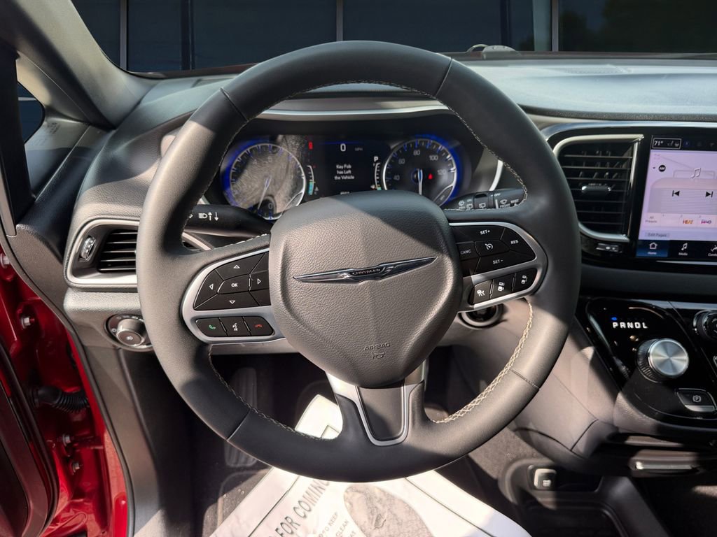 Used 2025 Chrysler Pacifica Select FWD image 4
