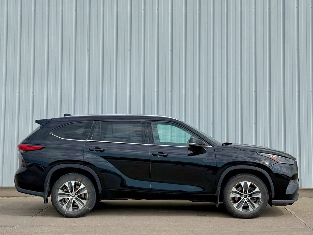Used 2021 Toyota Highlander XLE AWD/4WD image 7