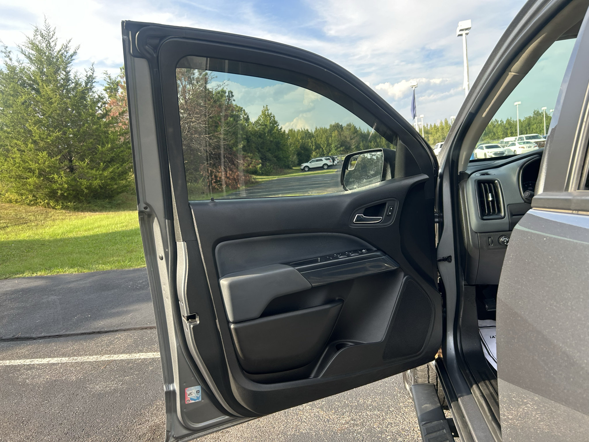 Used 2021 Chevrolet Colorado Z71 AWD/4WD image 17