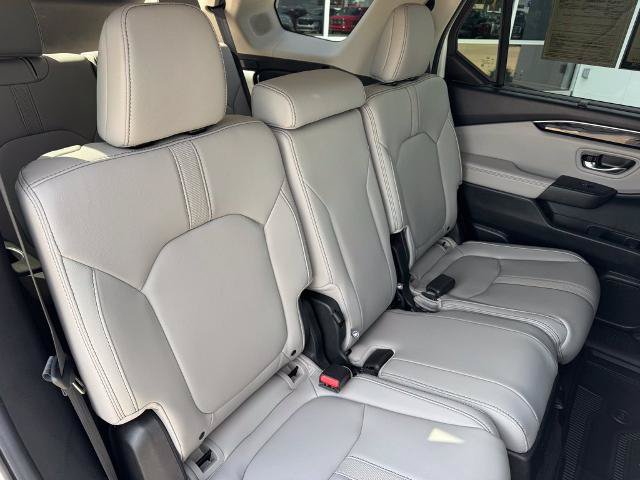 Used 2025 Honda Pilot Touring image 10