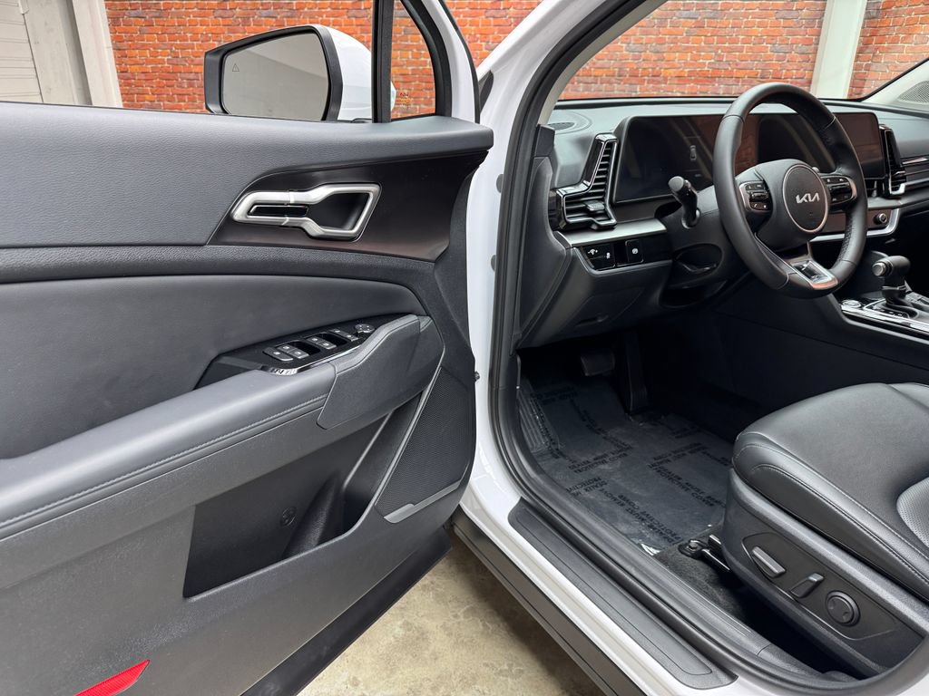 Used 2025 Kia Sportage EX FWD image 9