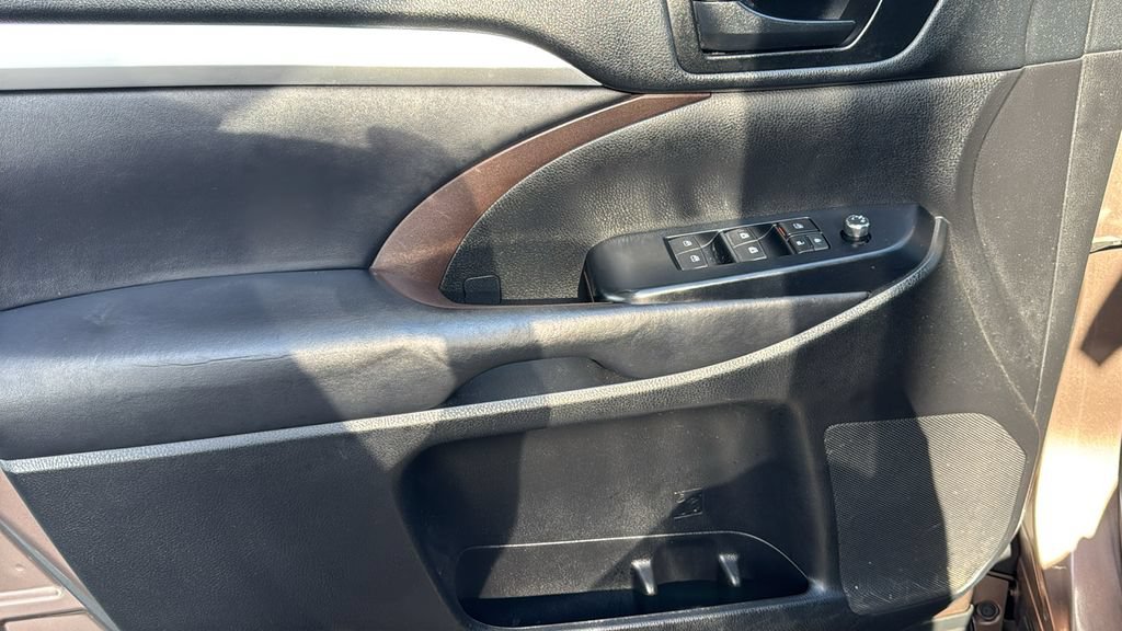 Used 2018 Toyota Highlander Plus w/ Carpet Mat Package (TMS) FWD image 18