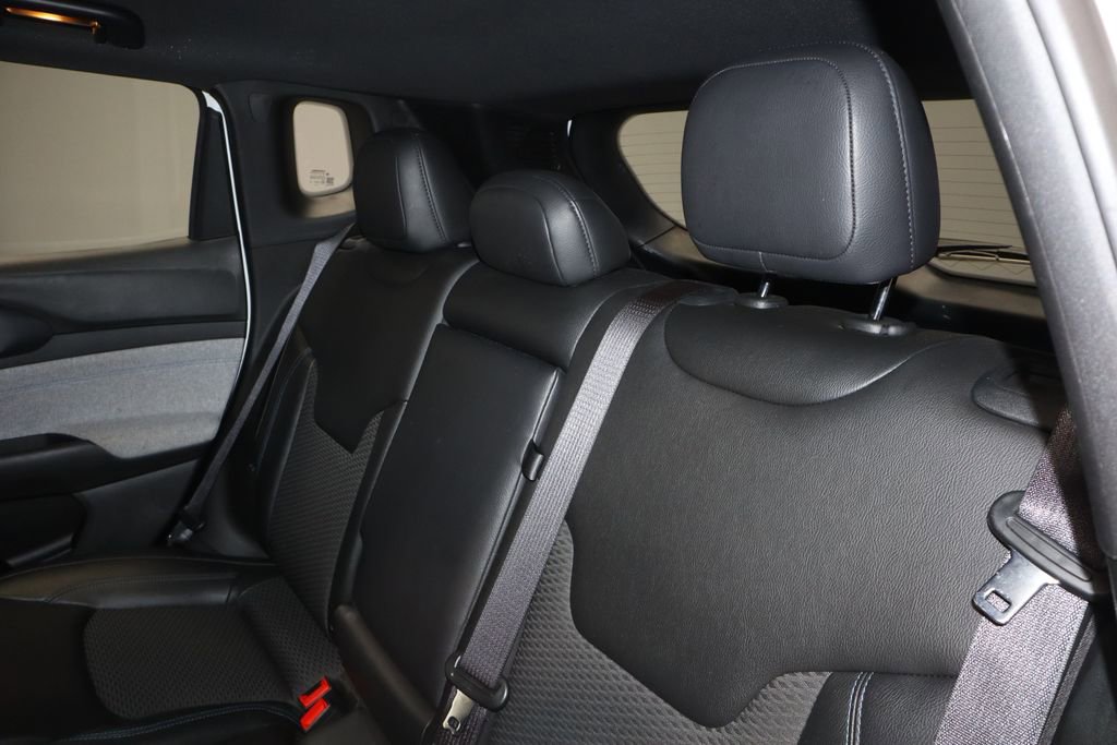 Used 2025 Jeep Compass Latitude image 21