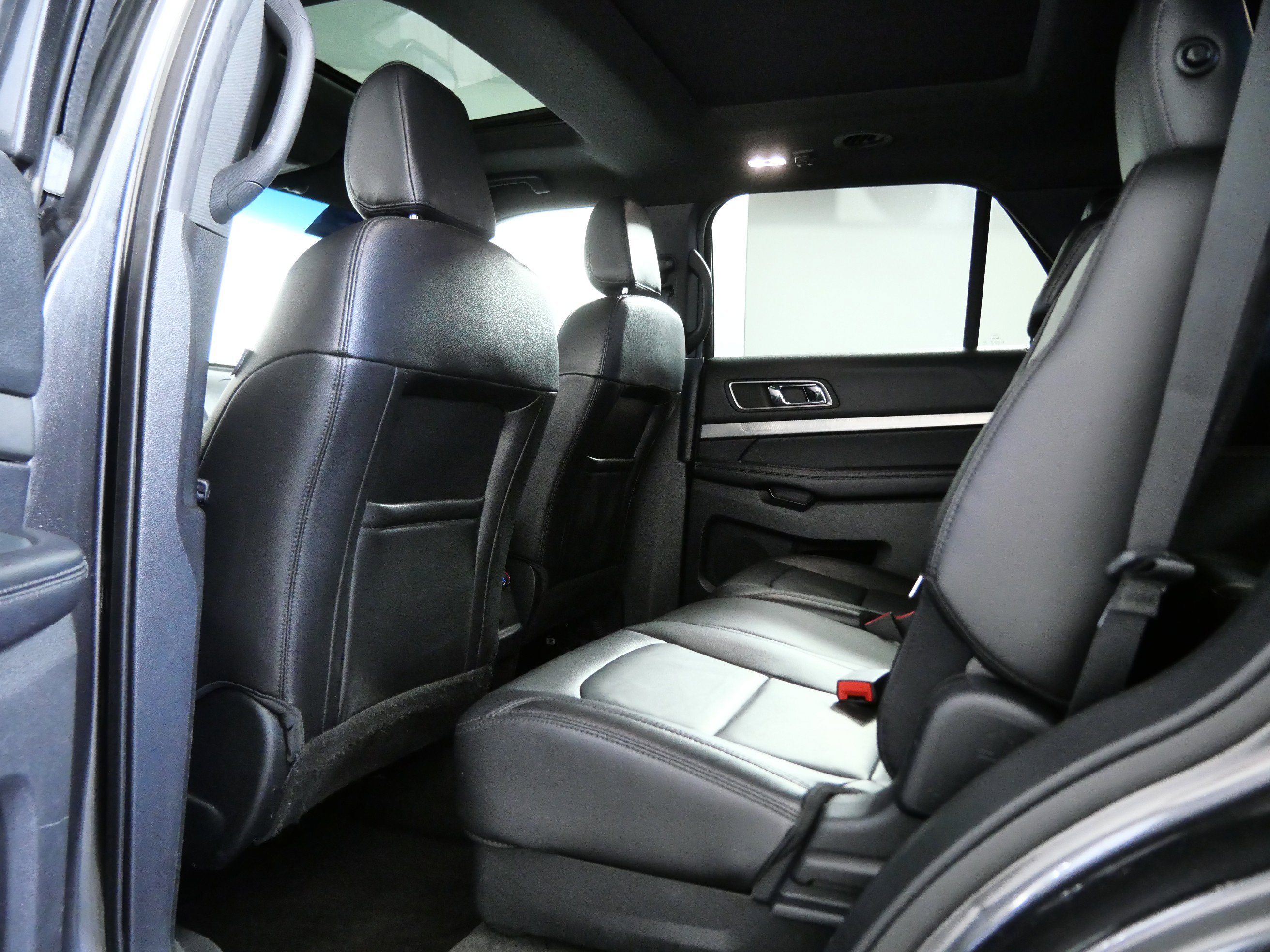 Certified 2018 Ford Explorer XLT w/ Equipment Group 202A AWD/4WD image 13