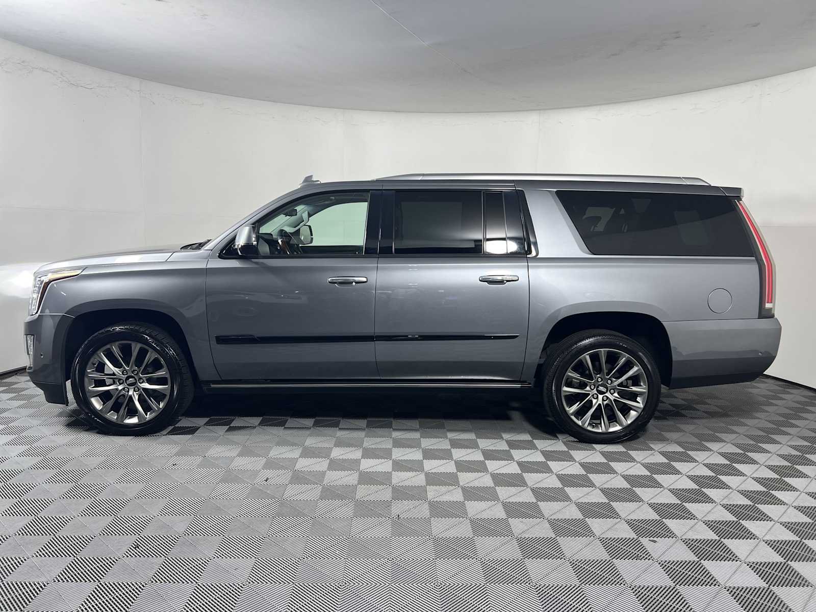 Used 2020 Cadillac Escalade ESV Premium Luxury w/ Escalade Sport Edition RWD image 7