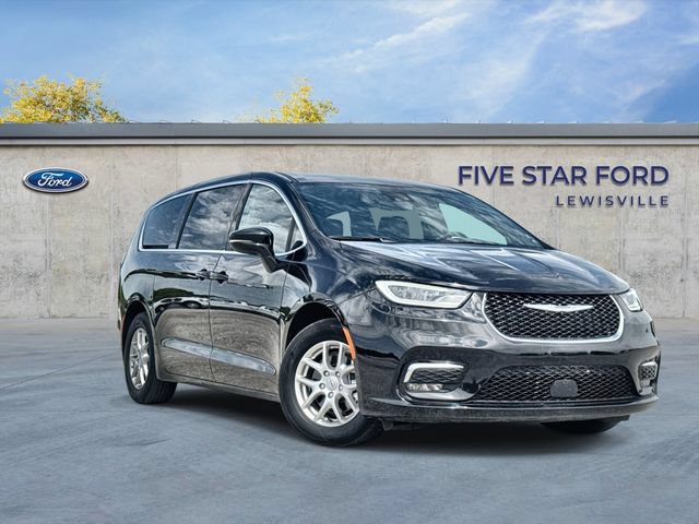 Used 2025 Chrysler Pacifica Select